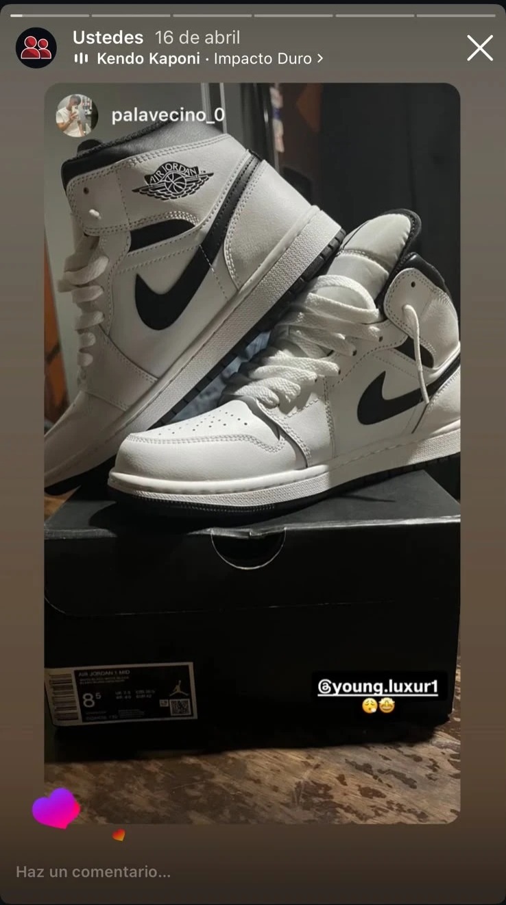 Cliente de Young con sus Air Jordan 1 Mid