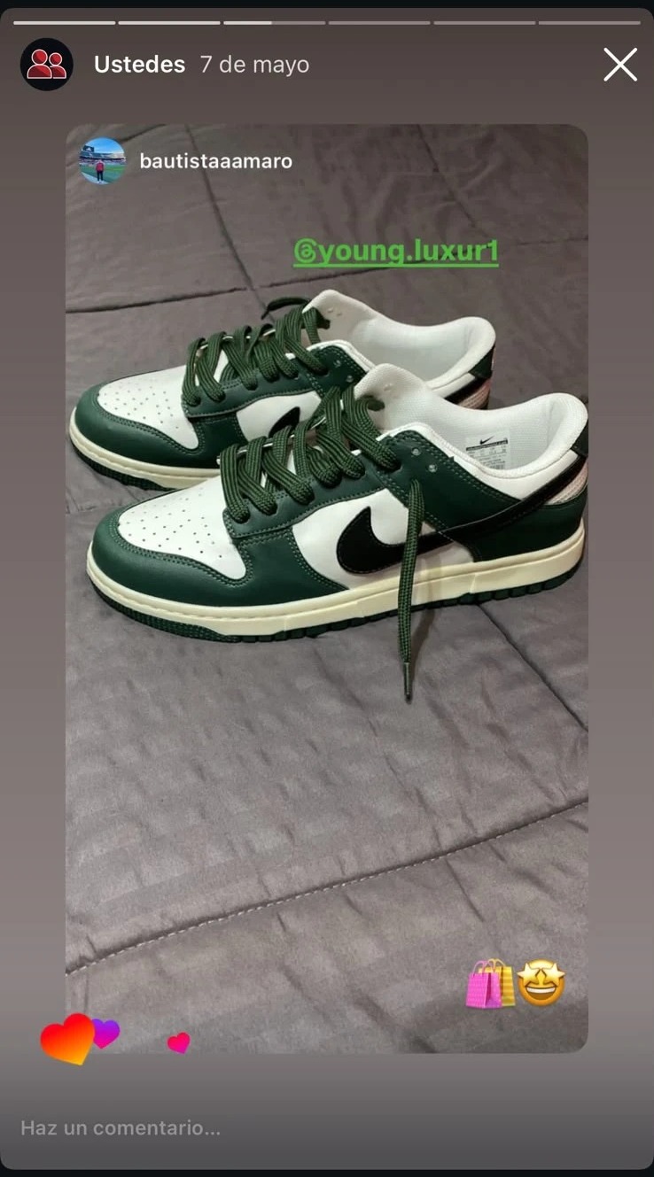 Cliente de Young con sus Nike Dunk Low